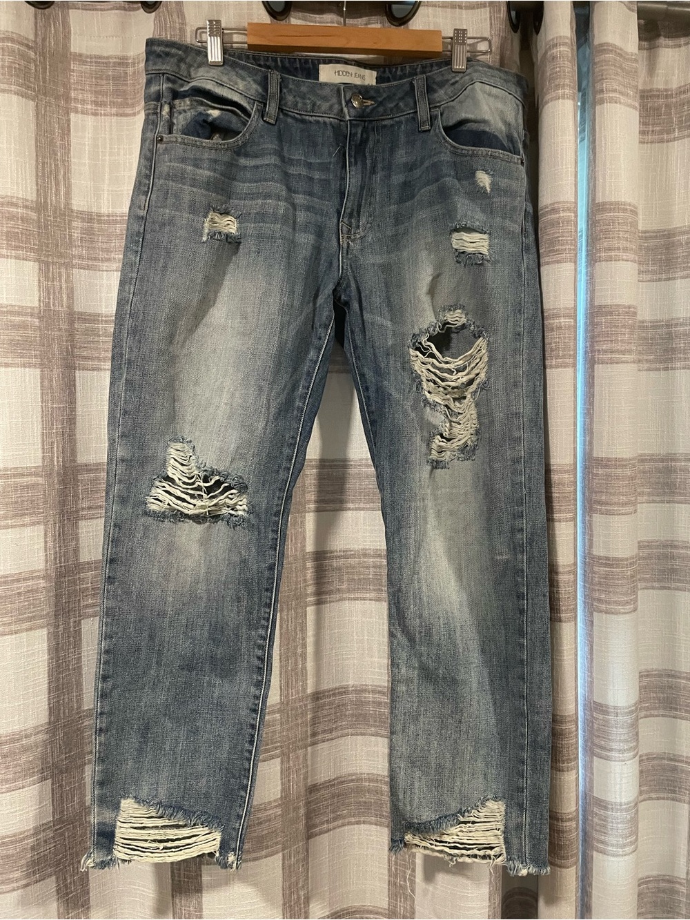 Distressed Ankle Crop Jeans in Washed Blue by Hidden